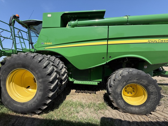 2017 John Deere S680 Combine