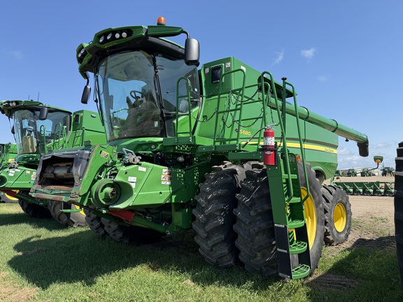 2017 John Deere S680 Combine