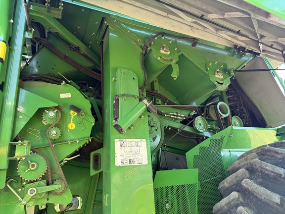 2017 John Deere S680 Combine
