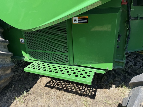 2017 John Deere S680 Combine