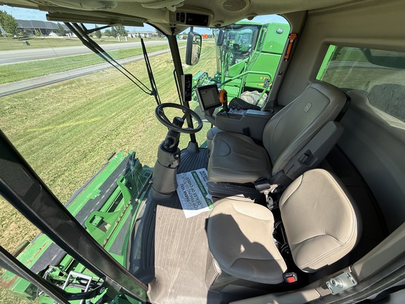 2017 John Deere S680 Combine