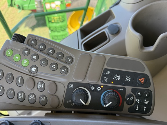 2017 John Deere S680 Combine