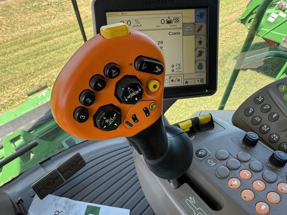 2017 John Deere S680 Combine