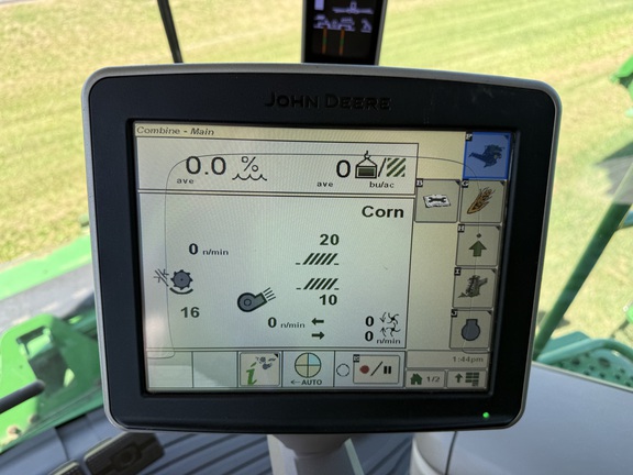 2017 John Deere S680 Combine