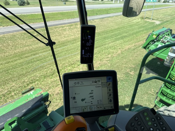 2017 John Deere S680 Combine