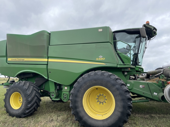 2017 John Deere S680 Combine