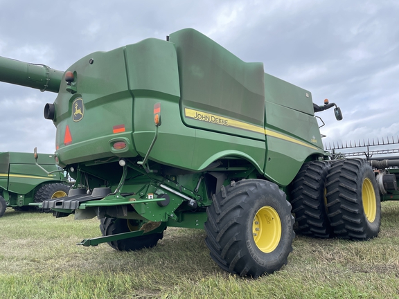 2017 John Deere S680 Combine