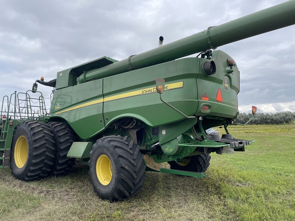 2017 John Deere S680 Combine