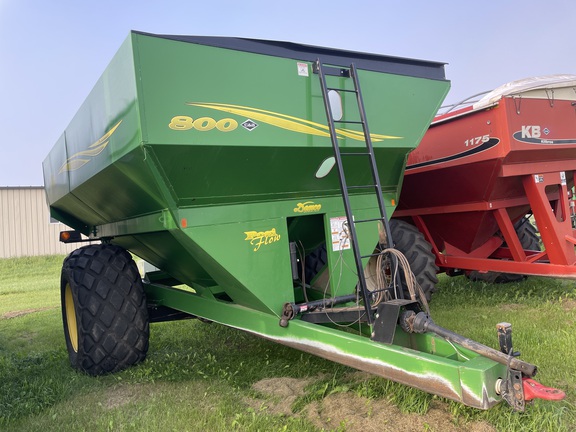 2007 Demco 800 Grain Cart