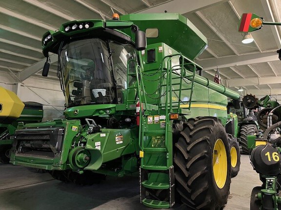 2017 John Deere S680 Combine