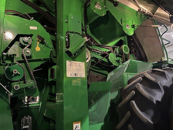 2017 John Deere S680 Combine