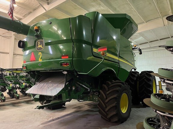 2017 John Deere S680 Combine