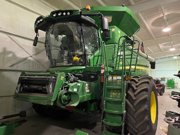 2017 John Deere S680 Combine