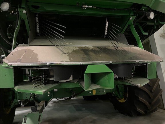 2017 John Deere S680 Combine