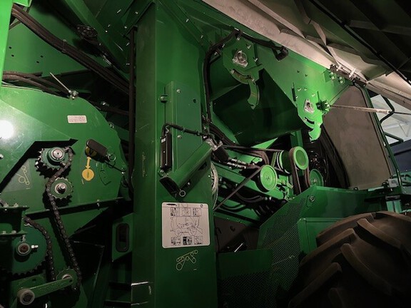 2017 John Deere S680 Combine