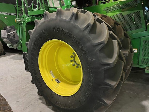 2017 John Deere S680 Combine