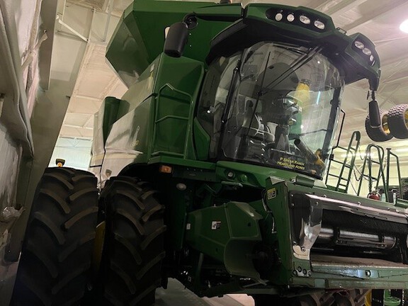 2017 John Deere S680 Combine