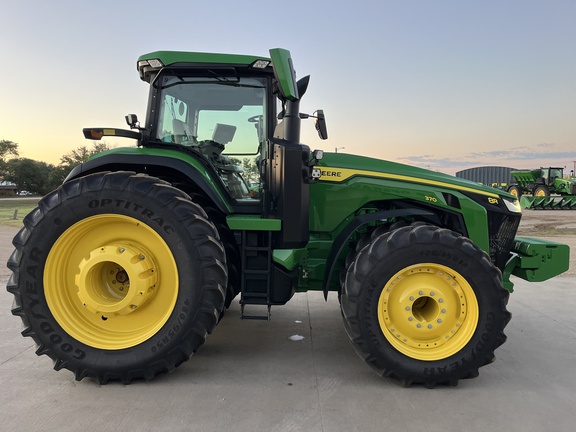 2022 John Deere 8R 370 Tractor