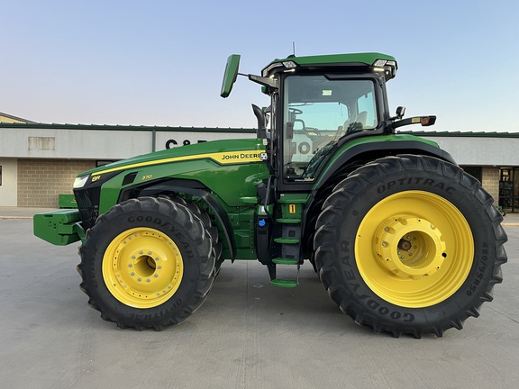 2022 John Deere 8R 370 Tractor