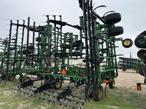2022 John Deere 2430 Chisel Plow