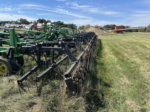 2009 John Deere 2210 Field Cultivator
