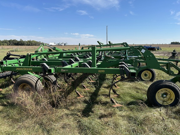 2009 John Deere 2210 Field Cultivator