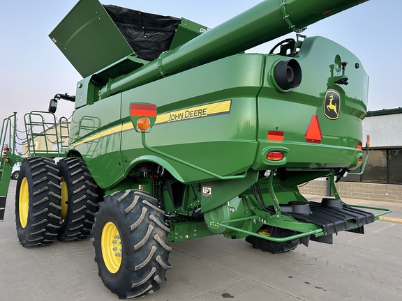 2022 John Deere S780 Combine