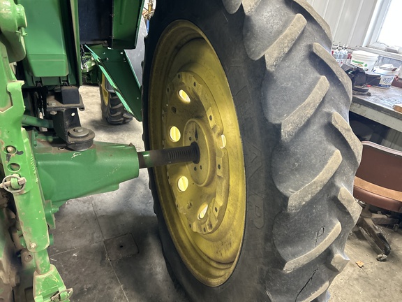 2007 John Deere 7520 Tractor