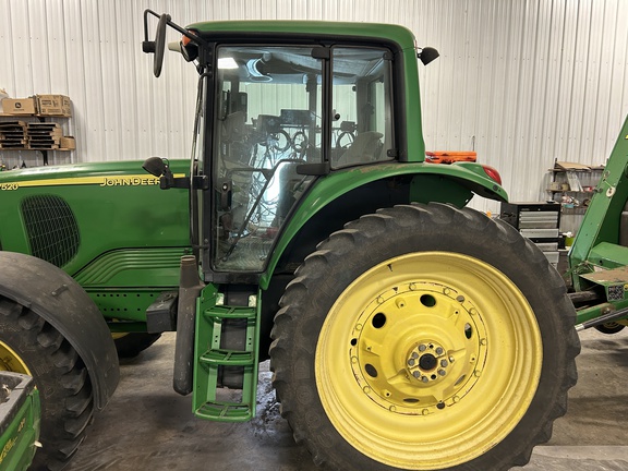 2007 John Deere 7520 Tractor