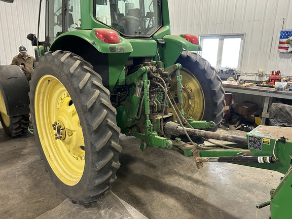 2007 John Deere 7520 Tractor