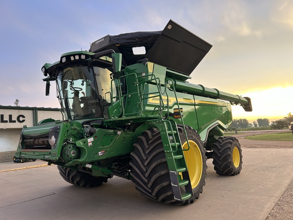 2025 John Deere X9 1100 Combine