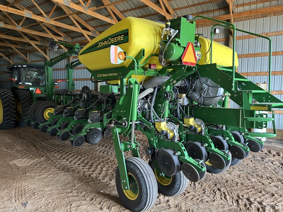 2011 John Deere 1770NT CCS Planter