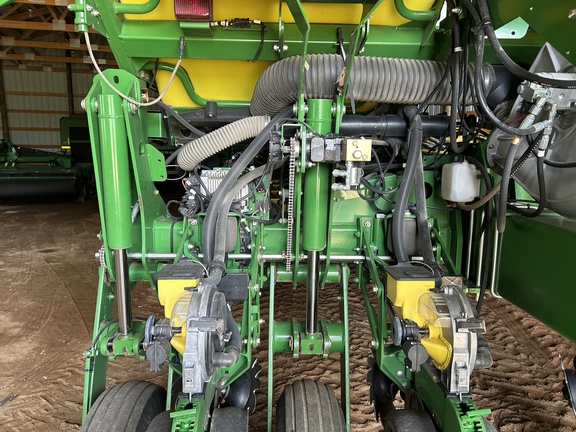 2011 John Deere 1770NT CCS Planter