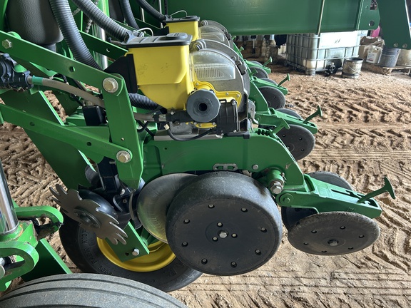 2011 John Deere 1770NT CCS Planter