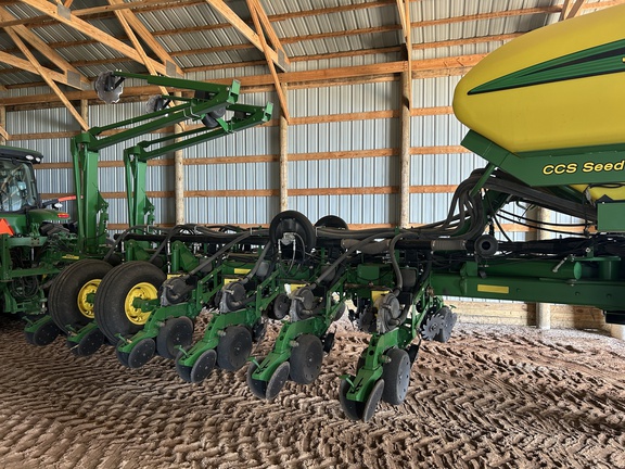 2011 John Deere 1770NT CCS Planter