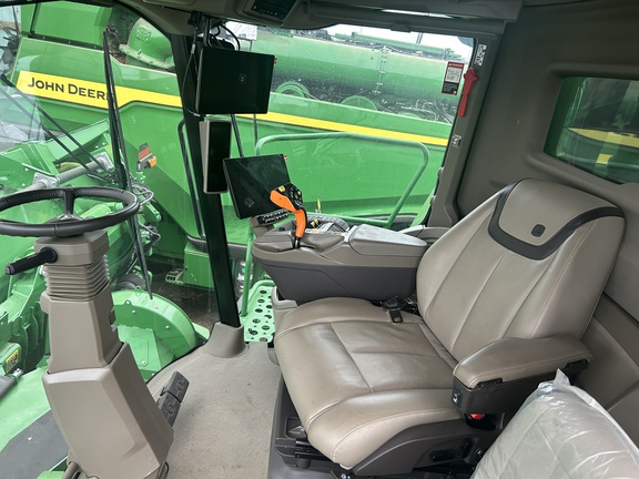 2025 John Deere X9 1100 Combine