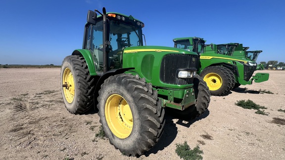 2005 John Deere 7520 Tractor