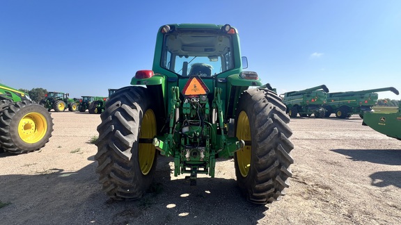 2005 John Deere 7520 Tractor