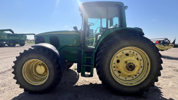 2005 John Deere 7520 Tractor