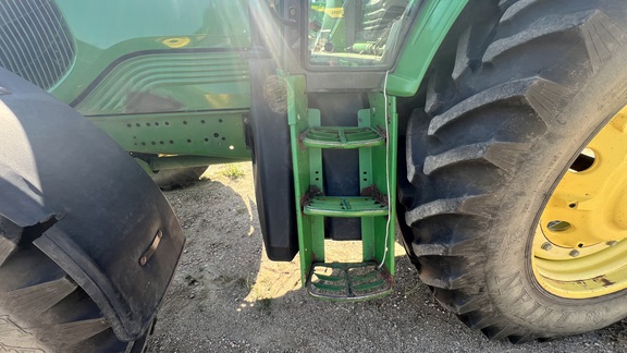 2005 John Deere 7520 Tractor