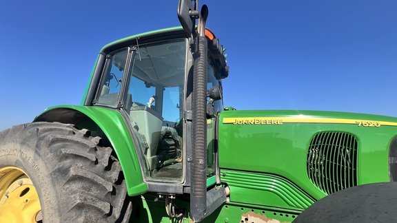 2005 John Deere 7520 Tractor