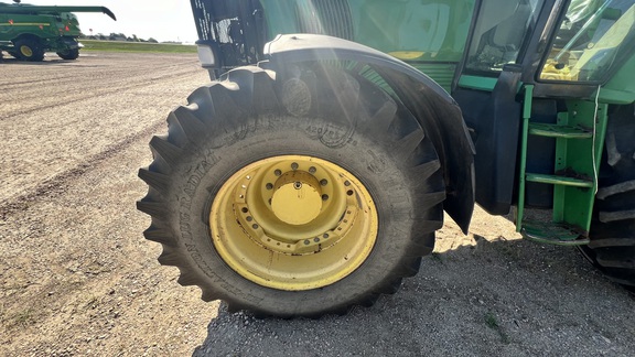 2005 John Deere 7520 Tractor