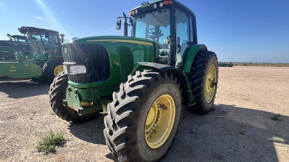 2005 John Deere 7520 Tractor