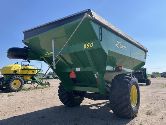 2015 Demco 850 Grain Cart
