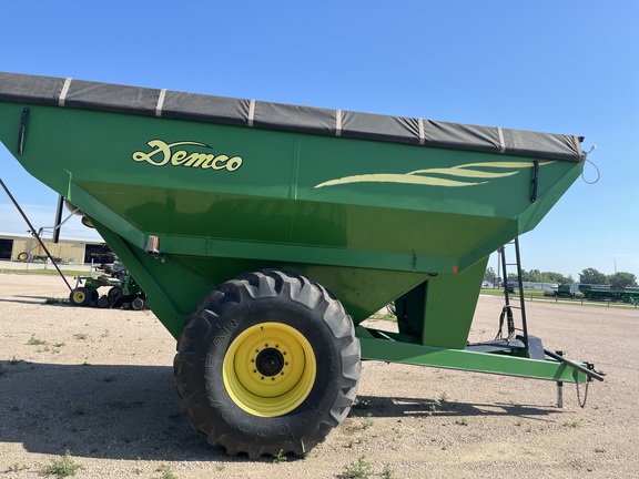2015 Demco 850 Grain Cart