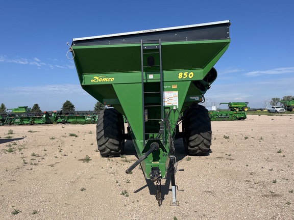2015 Demco 850 Grain Cart