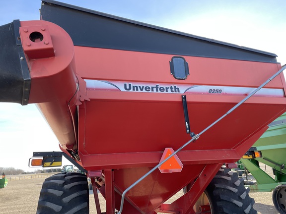 2004 Unverferth 8250 Grain Cart