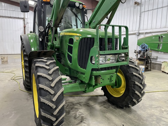 2009 John Deere 7330 Tractor