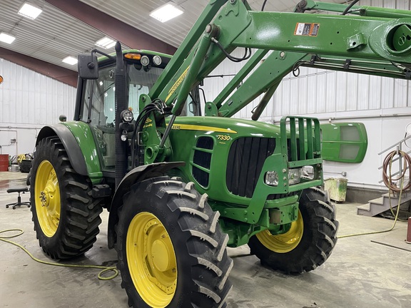 2009 John Deere 7330 Tractor