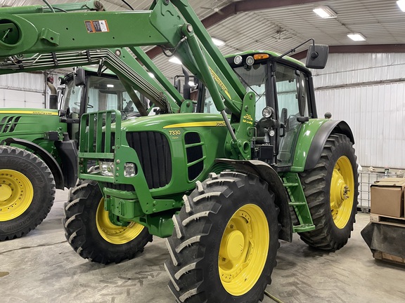2009 John Deere 7330 Tractor